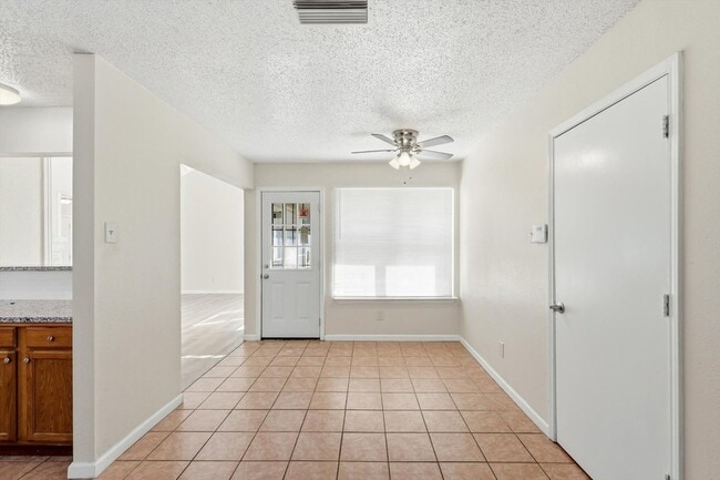 Building Photo - 1234 Roan Dr