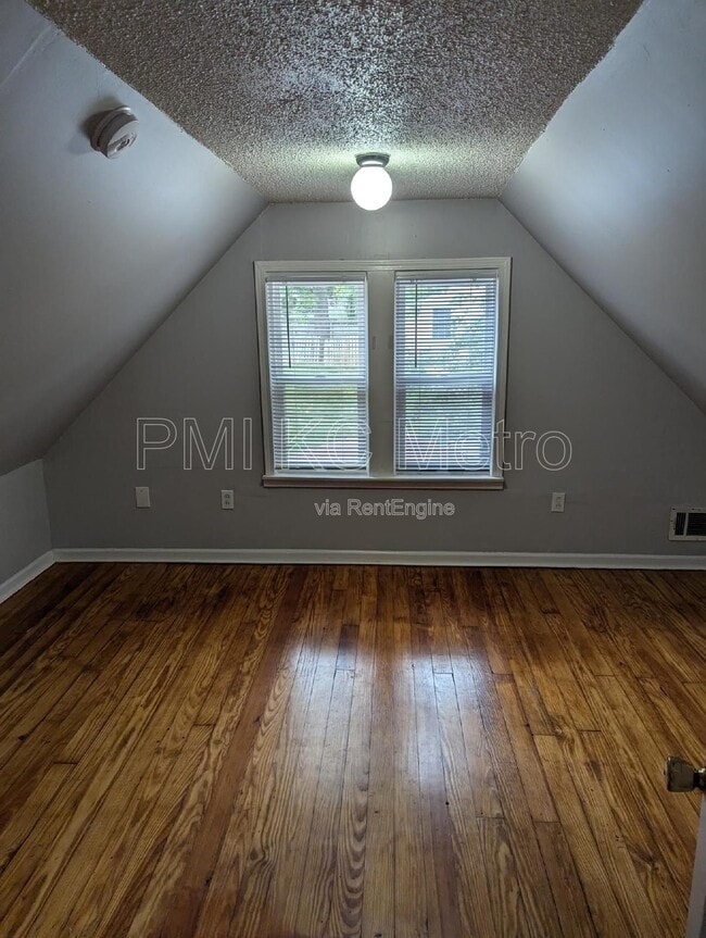 Building Photo - 724 S Grand Ave