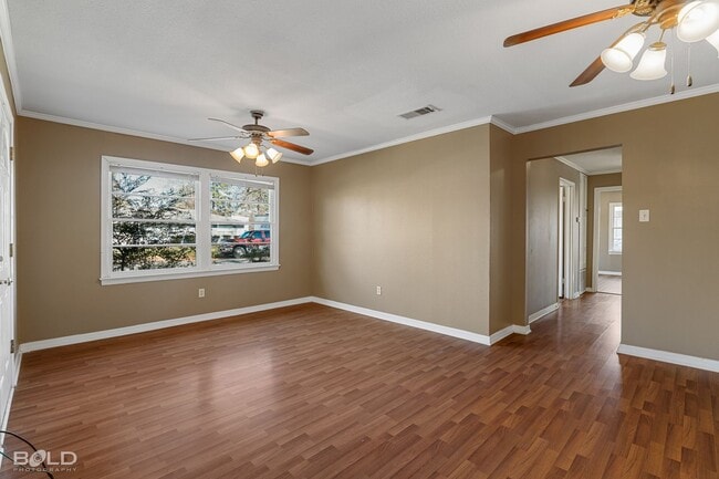 Building Photo - 3 bedroom 1 bath Southern Charm