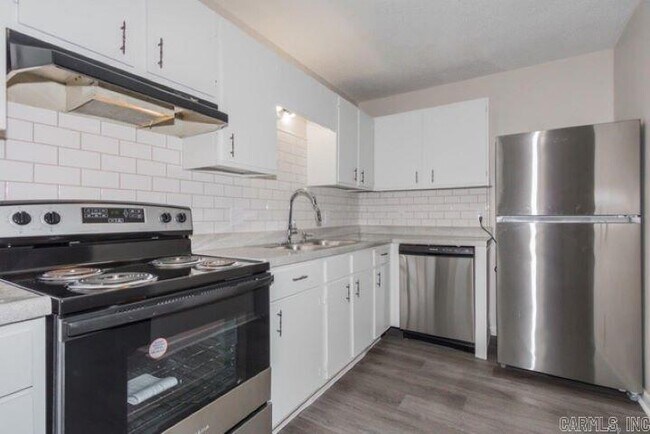 Building Photo - 1100 Brookside Dr
