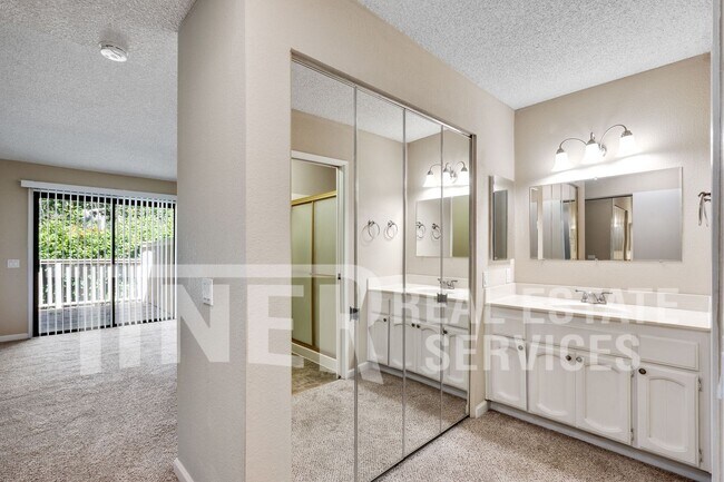 Building Photo - Updated & Beautiful Crosswoods Home