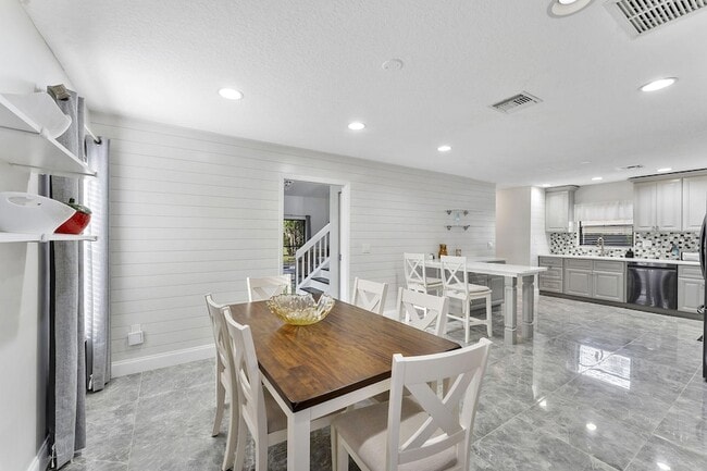 Building Photo - 8103 Covington Ct