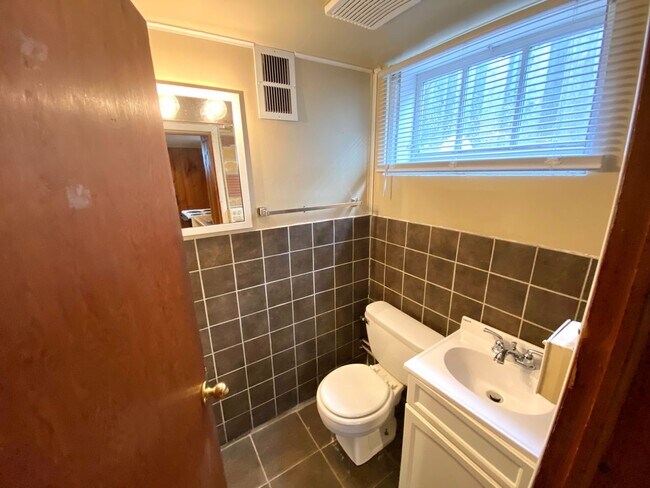 Building Photo - 4 Bedroom House Near MSUM!
