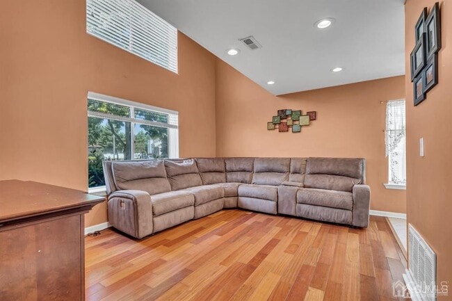 Building Photo - 47 Woodland Way