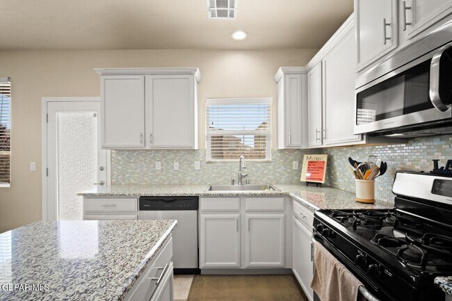 Building Photo - 3825 Loma Reina