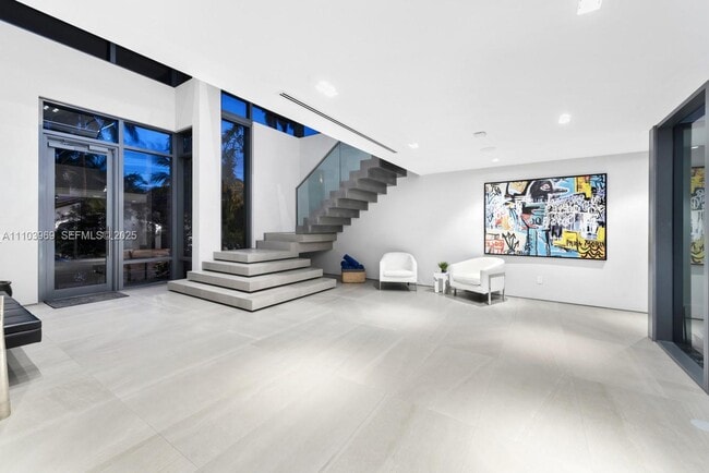 Building Photo - 440 Mola Ave