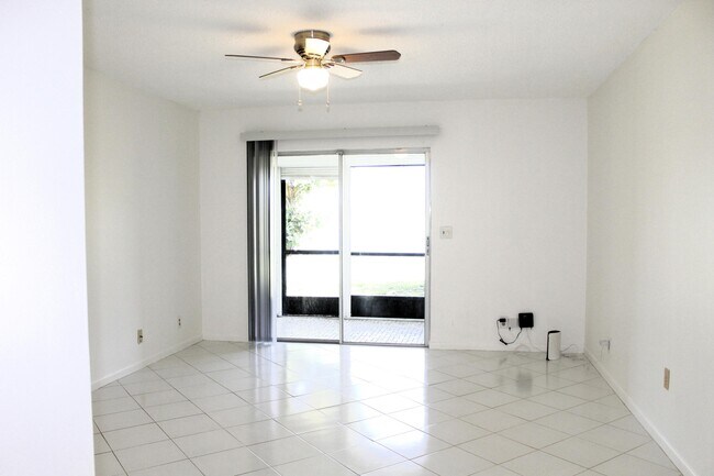 Building Photo - 5620 Queen Palm Ct