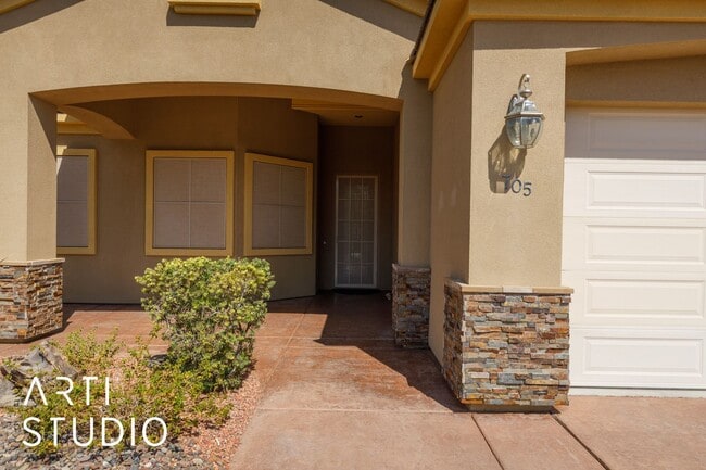 Building Photo - Beautiful 2-bedroom 2-bathroom and 2-car garage located in a gated community