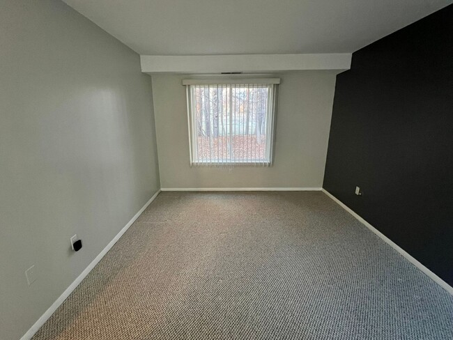 Building Photo - First Floor, 3 BR Condo in the Private Qua...