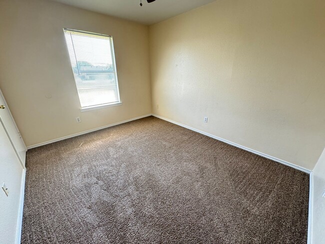 Building Photo - 1712 Benttree Dr