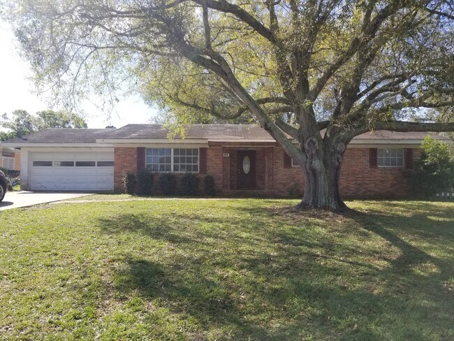 Primary Photo - Spacious 3 Bedroom Home in Winter Haven