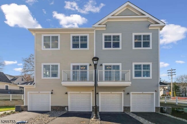 Building Photo - 17 Parker Lane