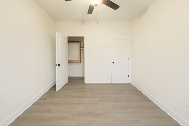 Building Photo - 1638/40 Hickory Creek