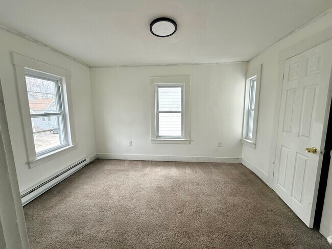 Building Photo - 28 Brook St