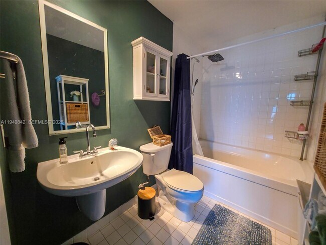 Building Photo - 10 SW South River Dr