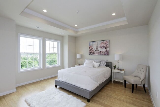 Building Photo - Gorgeous and Spacious Renovated 4br/3.5ba ...