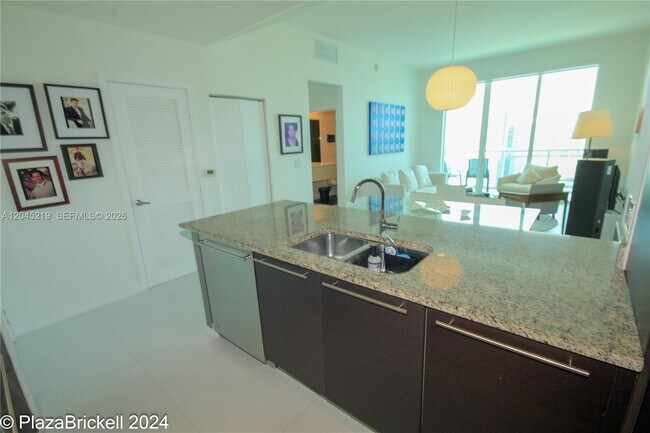 Building Photo - 950 Brickell Bay Dr