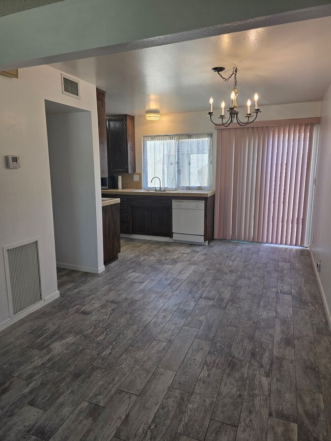 Building Photo - Cozy 2 bed 2 bath