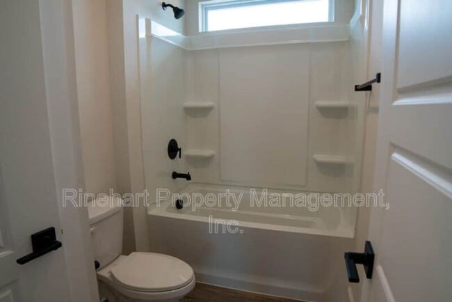 Building Photo - 663 Melville Dr
