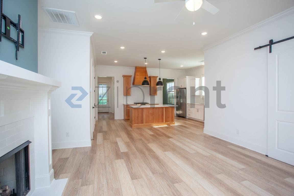Building Photo - Unit