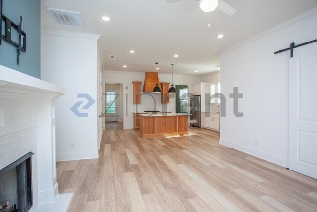 Building Photo - Unit
