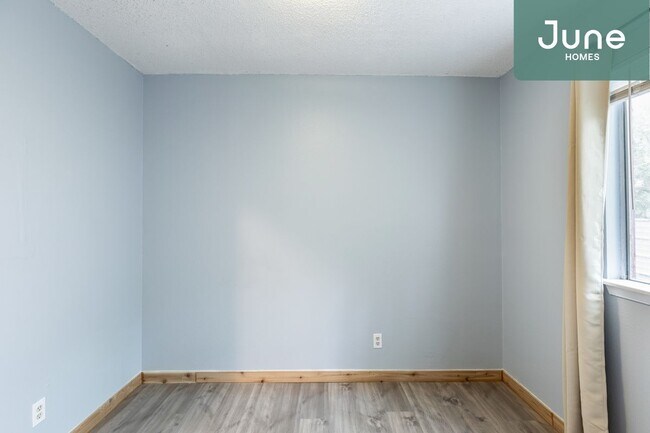 Building Photo - Queen room in 3-bed/1.5-bath Home