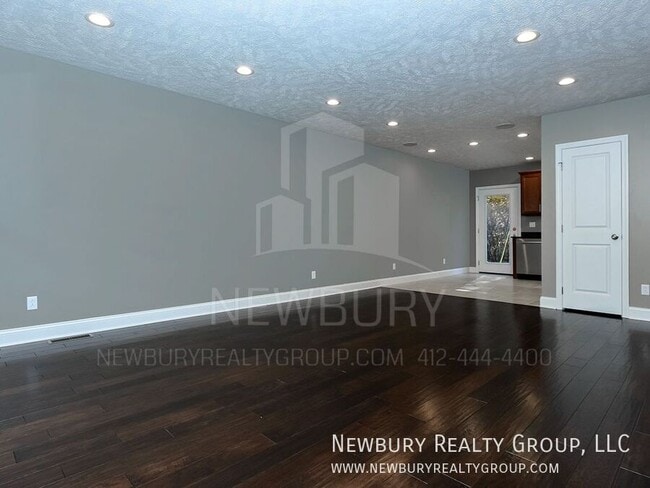 Building Photo - 155 Banksville Pl