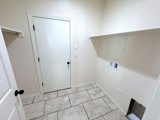 Building Photo - East El Paso 3 bed Refrig A/C