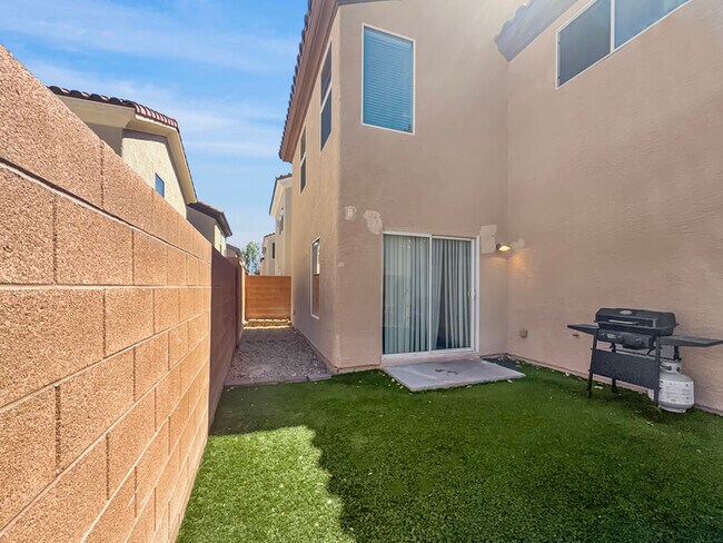 Building Photo - Charming 3-Bedroom, 2.5-Bath Home in a Des...