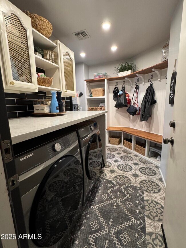 Building Photo - 734 E Kelsi Ave