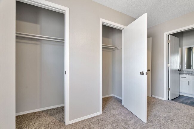 Building Photo - Newly remodeled 3 Bed 2 Bath Duplex!! Fenced yard!