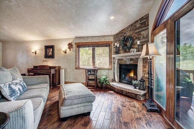 Building Photo - Home in Willowbrook for Rent