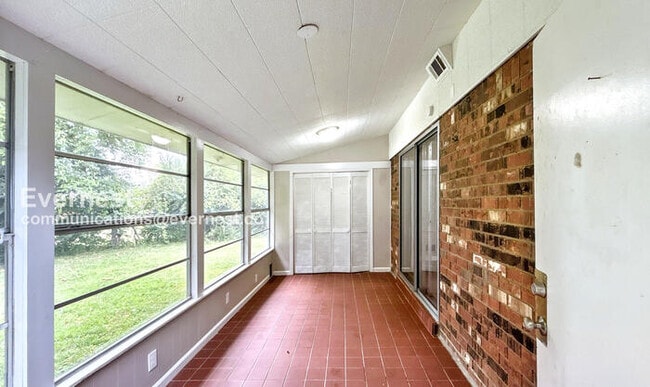 Building Photo - 7031 Saddlebrook Dr