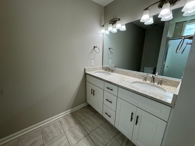 Building Photo - Move-in Ready! **Move-in Special** $250 of...