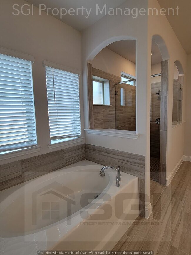 Building Photo - Incredible Brand New 6 Bedroom!!