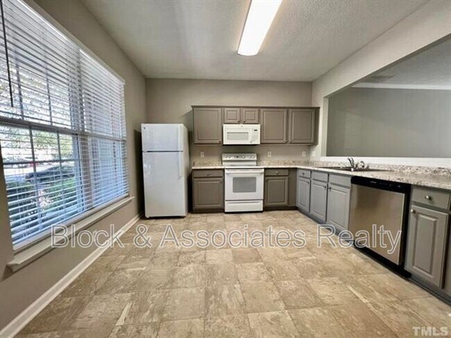 Building Photo - 412 Canyon Lake Cir