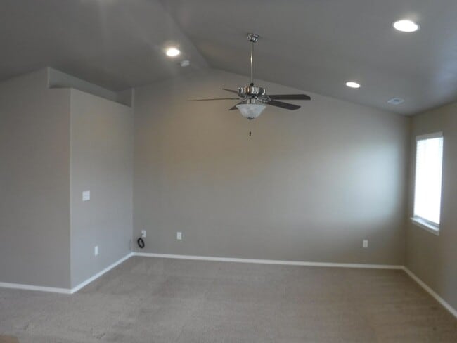 Building Photo - Move-In Special! Awesome Caldwell 3 bed, 2...