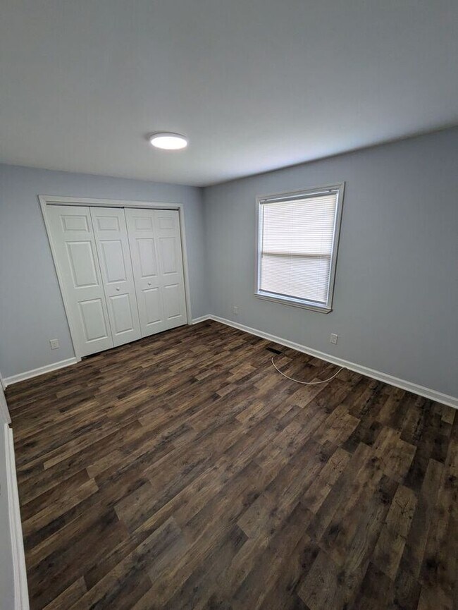 Building Photo - 2BD/1BA Duplex in Newton