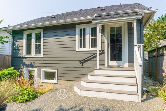 Building Photo - Beautiful Remodeled House with Fenced Yard in Maple Leaf