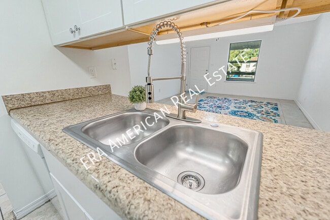Building Photo - 508 Landview Dr