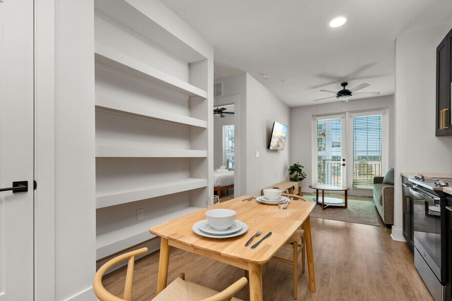 Building Photo - 207 N Himes Ave