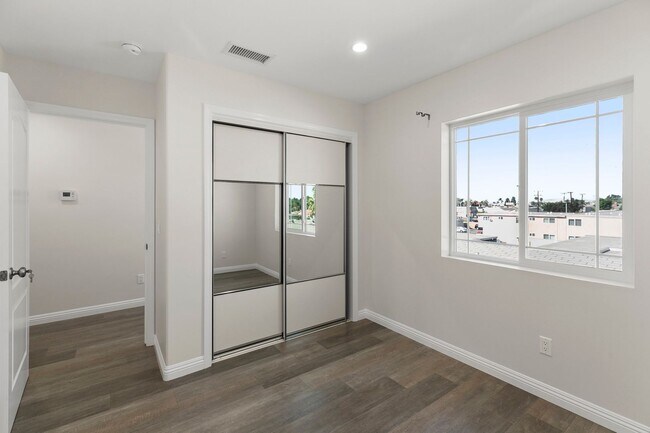 Building Photo - 3 Bedroom & 2.5 Bathroom Townhome with 2 Car Garage & Laundry