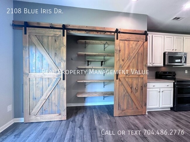 Building Photo - 2108 Blue Iris Dr