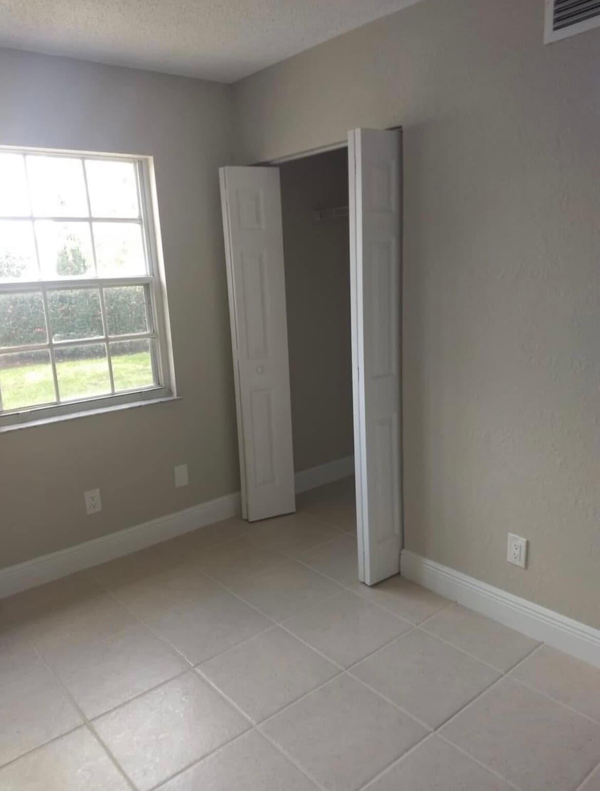 Building Photo - 1503 SE Royal Green Cir