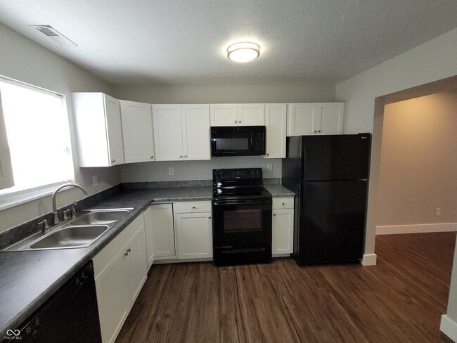 Building Photo - 144 E Center Dr