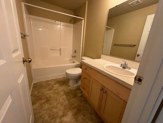 Building Photo - Single level home SE Bend