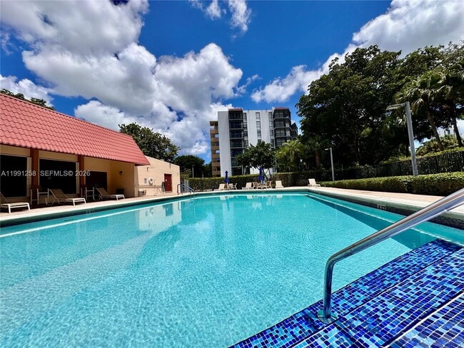 Building Photo - 3301 N Country Club Dr