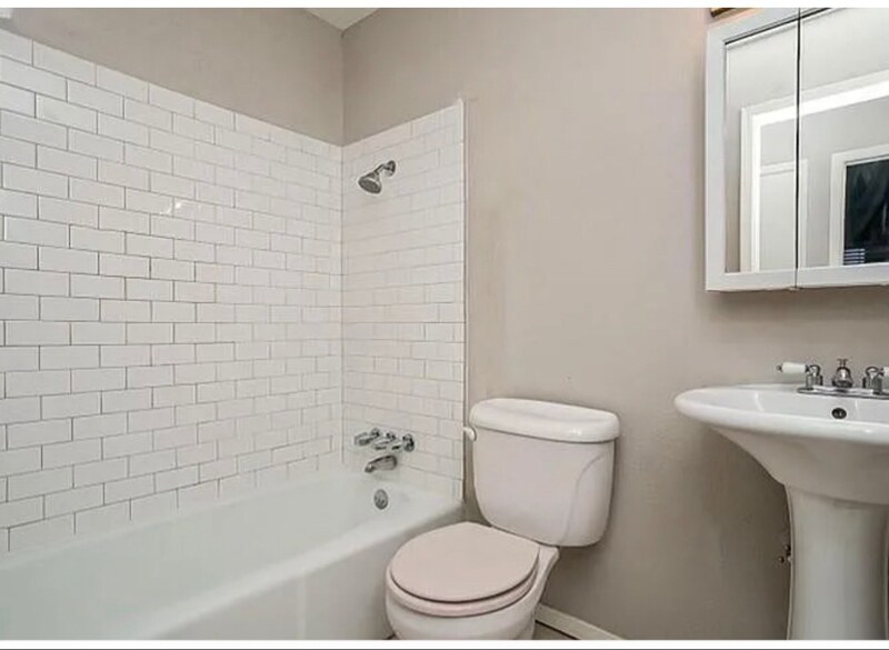 Building Photo - 423 Southlake Dr