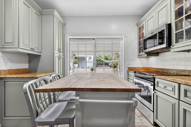Building Photo - 412 El Prado
