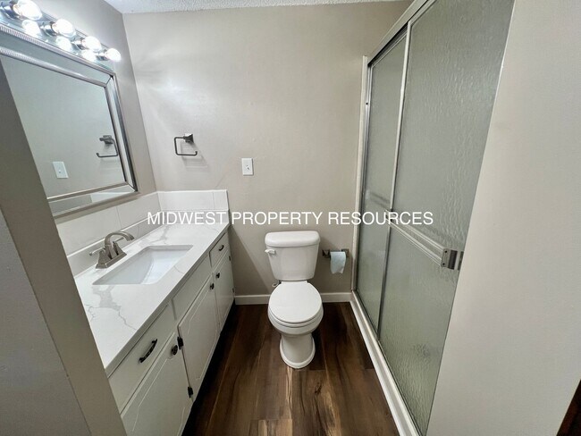 Building Photo - Freshly Updated 3 Bedroom Duplex